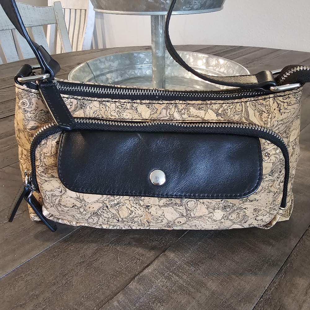 QUEORK Stylish Black and Tan Crossbody Bag - Picture 2 of 15